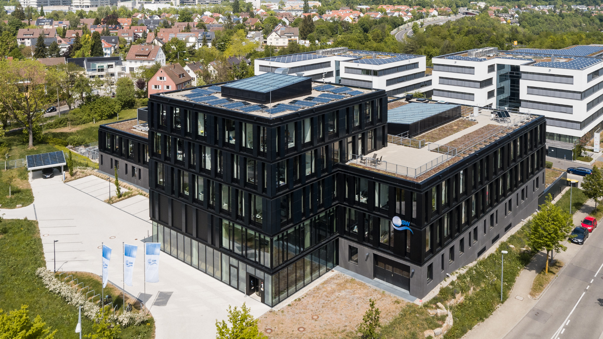 Ein Photo des ZSW-Gebäudes in der Meitnerstr. 1 in Stuttgart-Vaihingen. Im Zentrum des Gebäudes liegt der Turm mit 5 Ebenen, im Hintergrund sind dann die etwas flacheren Gebäudeteile zu sehen. 